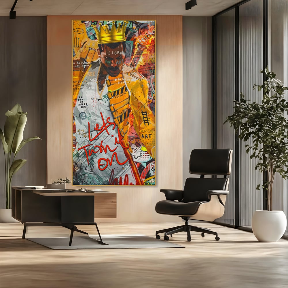 Tablou canvas cu tablou canvas cu freddie mercury stil grafitti, in rama de aluminiu auriu, pe perete intr-un birou